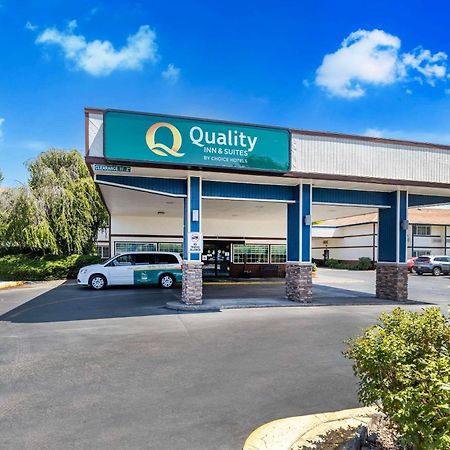 Quality Inn & Suites Medford Airport Exteriör bild