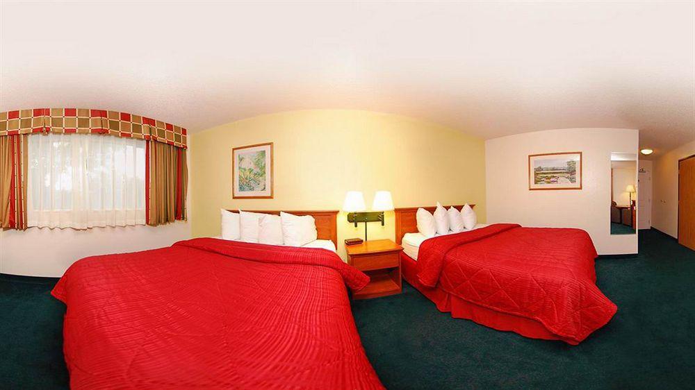 Quality Inn & Suites Medford Airport Exteriör bild