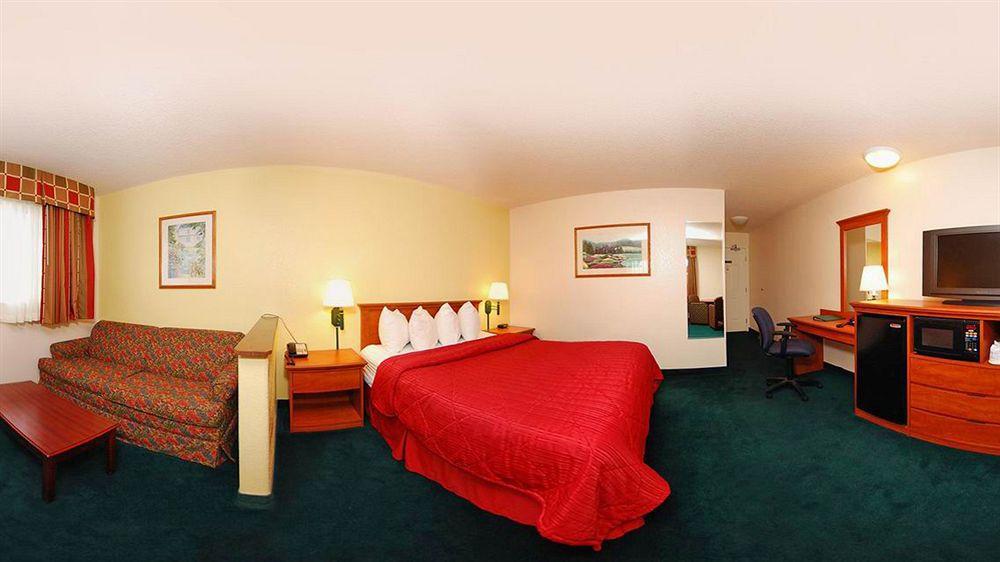 Quality Inn & Suites Medford Airport Exteriör bild