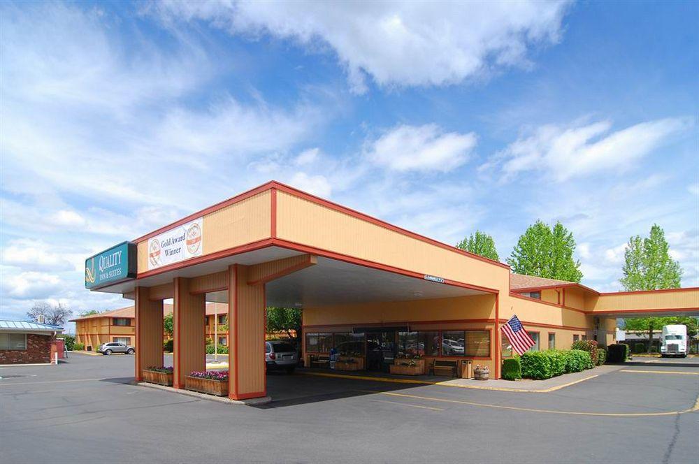 Quality Inn & Suites Medford Airport Exteriör bild