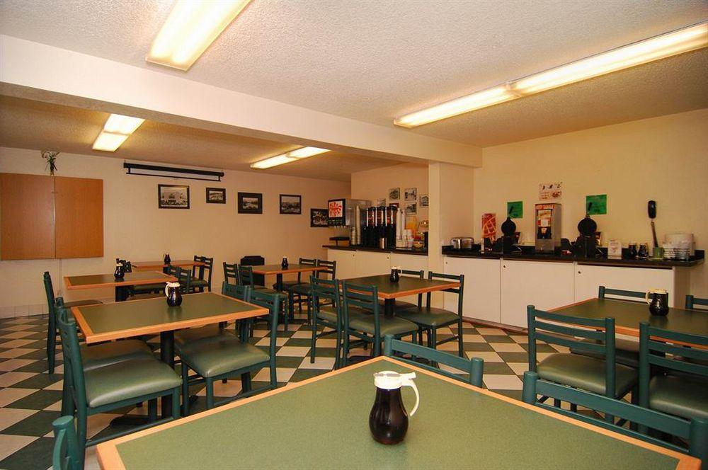 Quality Inn & Suites Medford Airport Exteriör bild