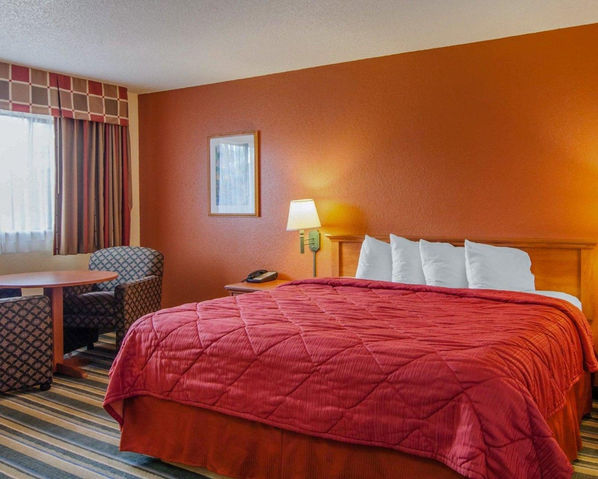 Quality Inn & Suites Medford Airport Exteriör bild