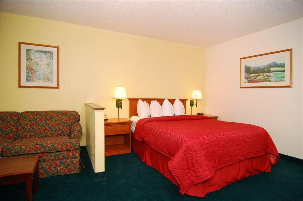 Quality Inn & Suites Medford Airport Exteriör bild