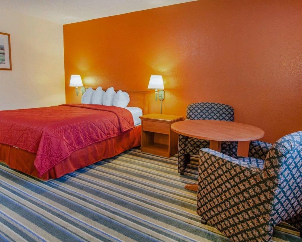 Quality Inn & Suites Medford Airport Exteriör bild