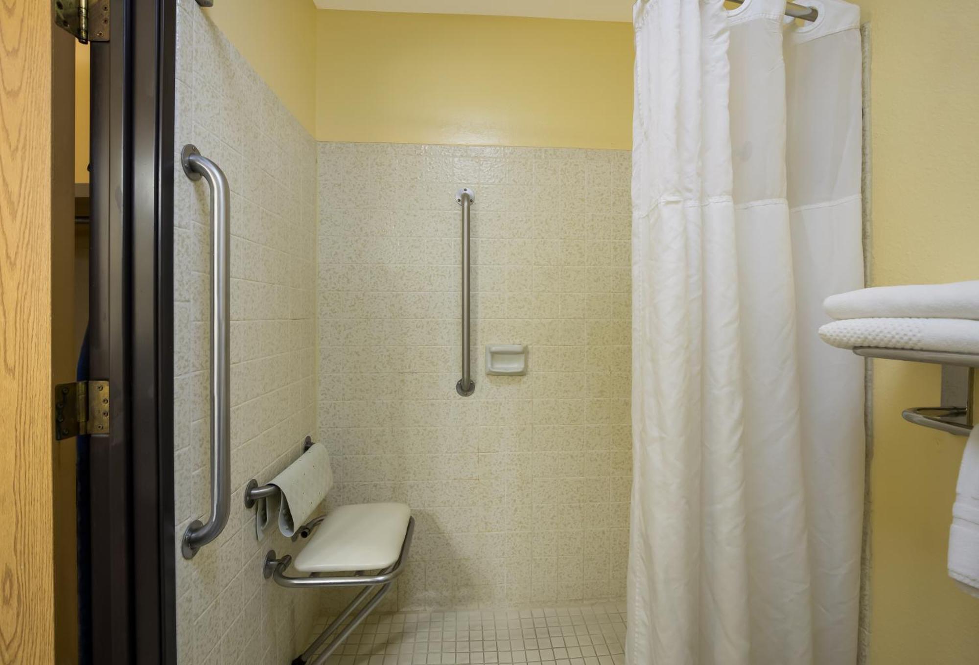 Quality Inn & Suites Medford Airport Exteriör bild