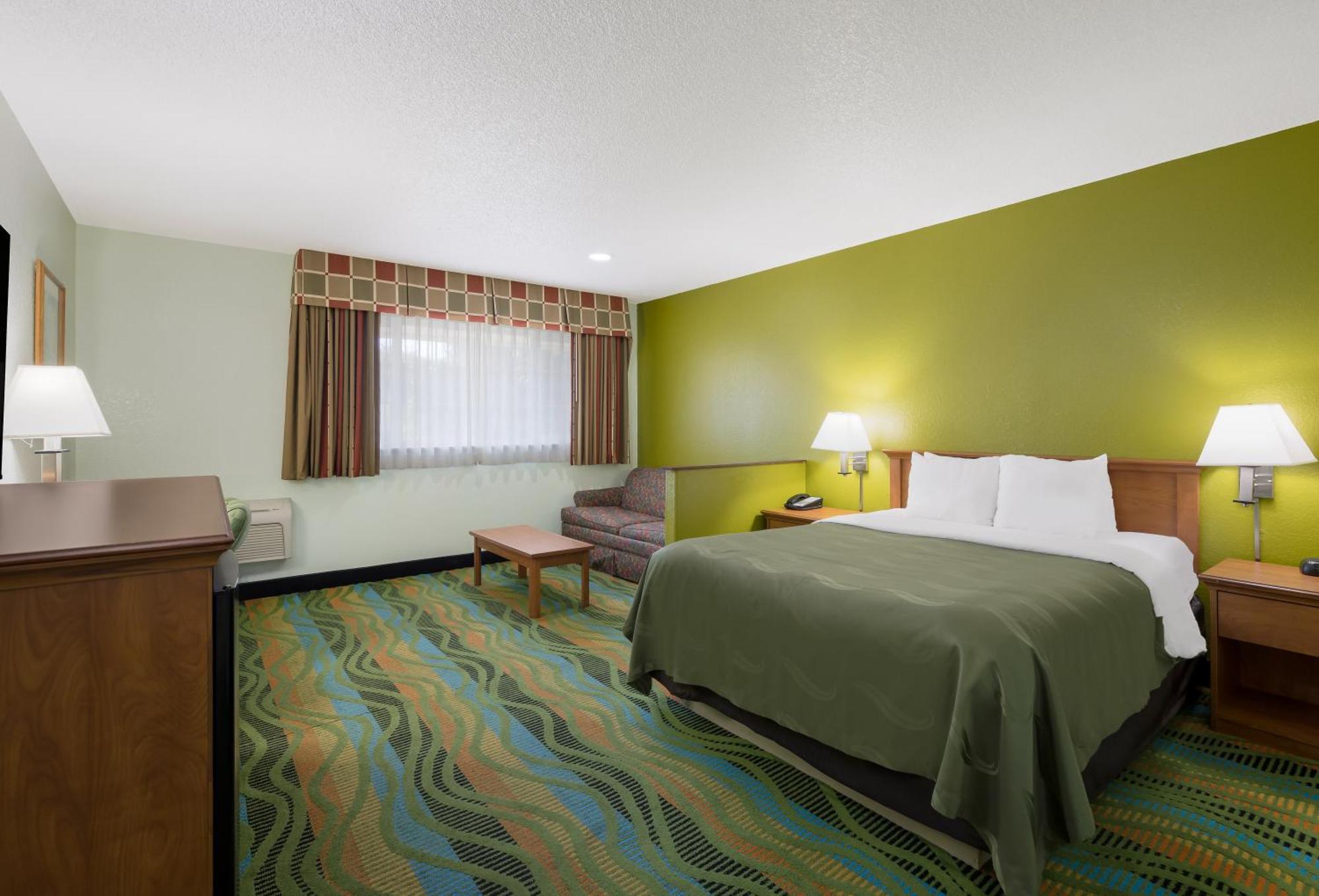 Quality Inn & Suites Medford Airport Exteriör bild