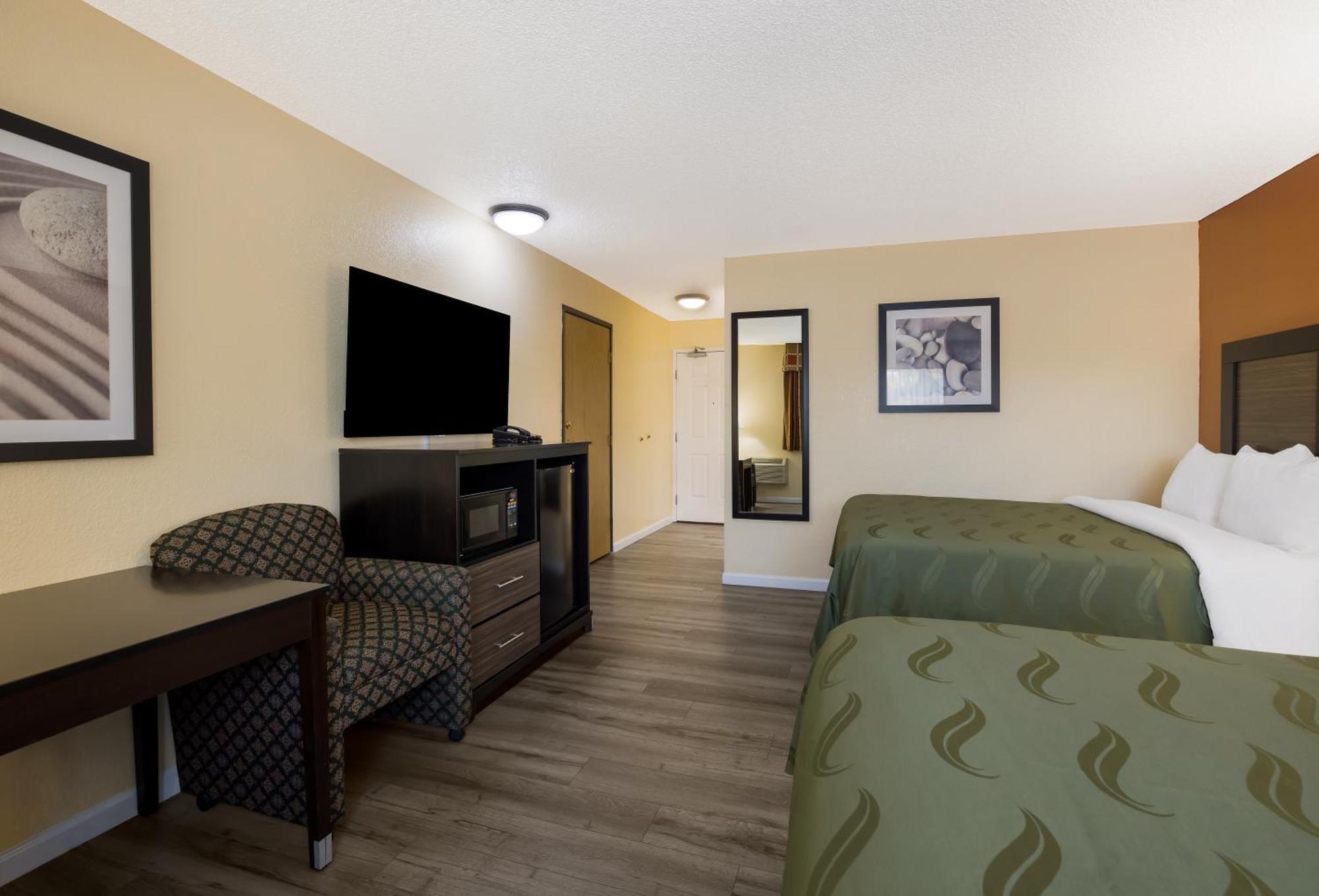 Quality Inn & Suites Medford Airport Exteriör bild