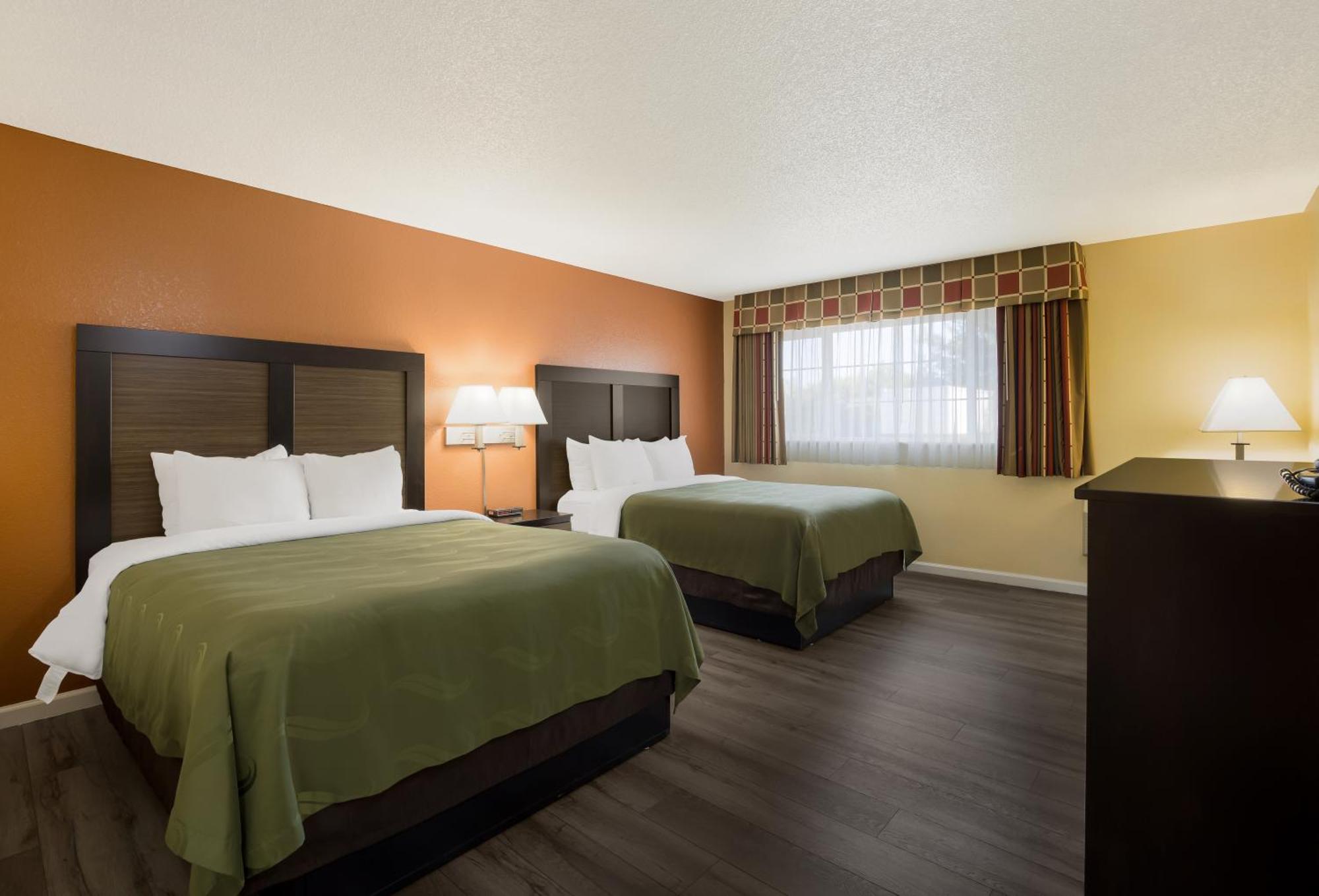 Quality Inn & Suites Medford Airport Exteriör bild