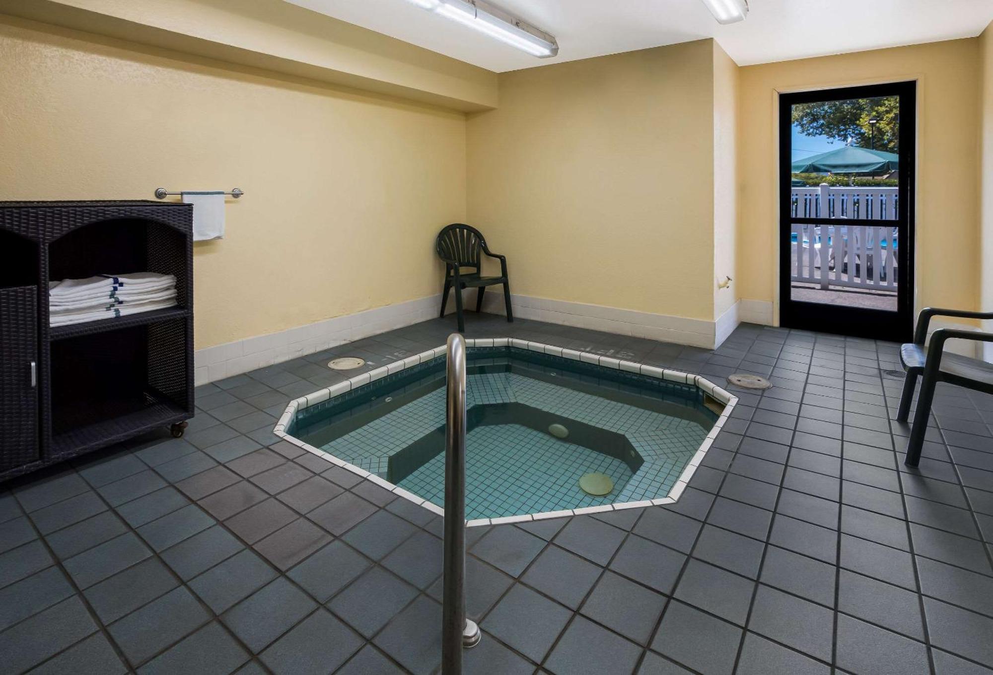 Quality Inn & Suites Medford Airport Exteriör bild