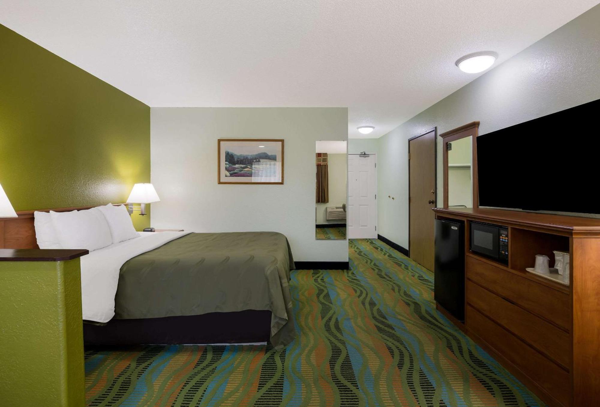 Quality Inn & Suites Medford Airport Exteriör bild