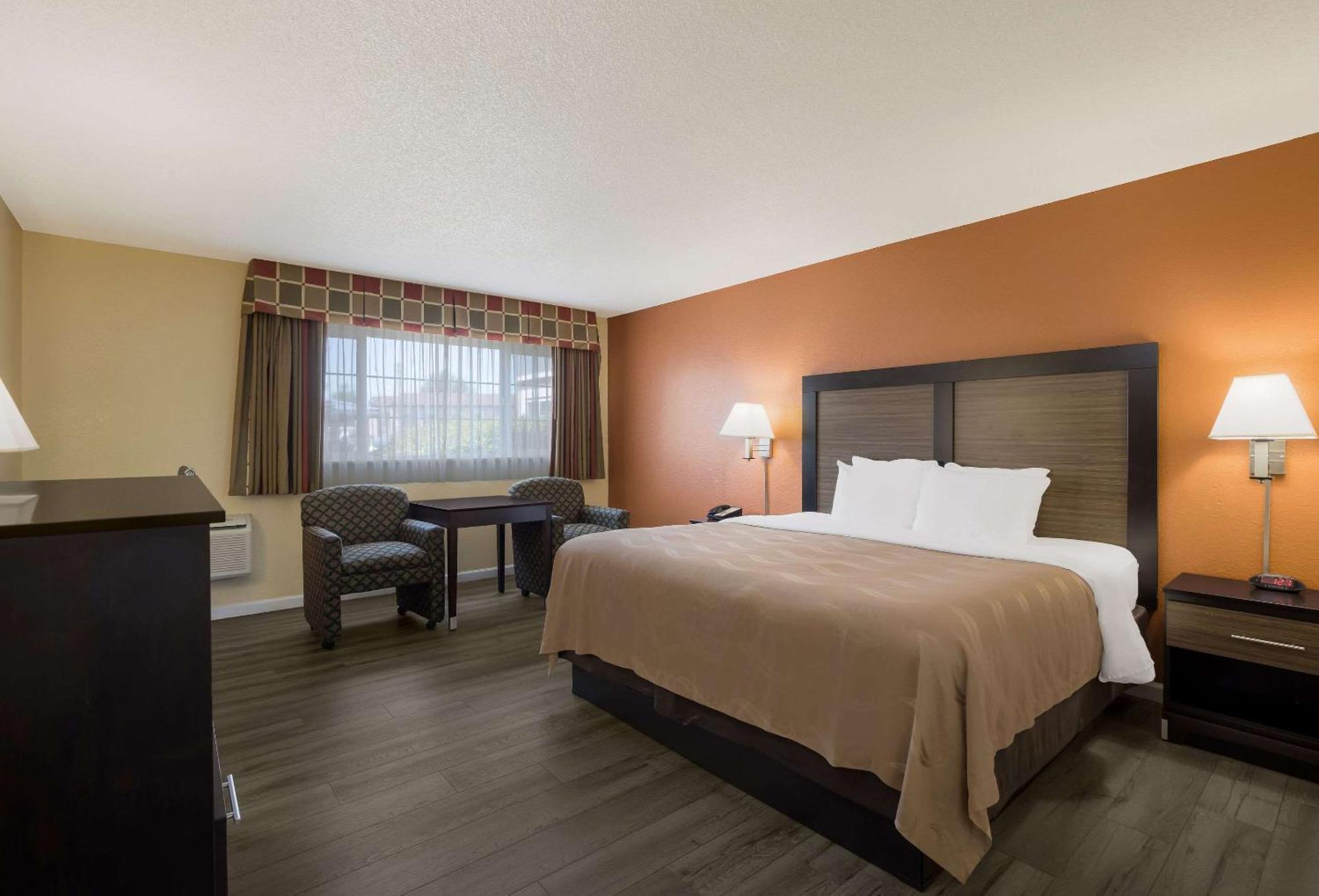 Quality Inn & Suites Medford Airport Exteriör bild
