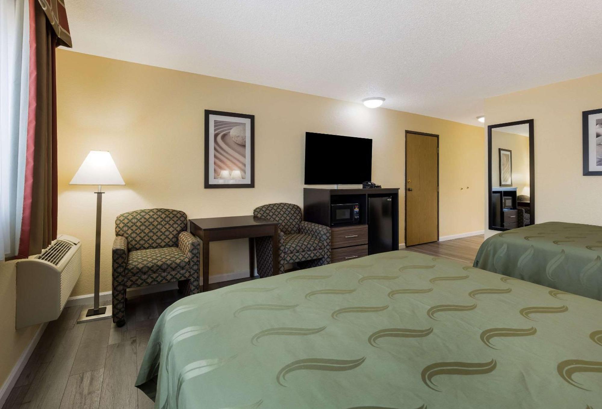 Quality Inn & Suites Medford Airport Exteriör bild