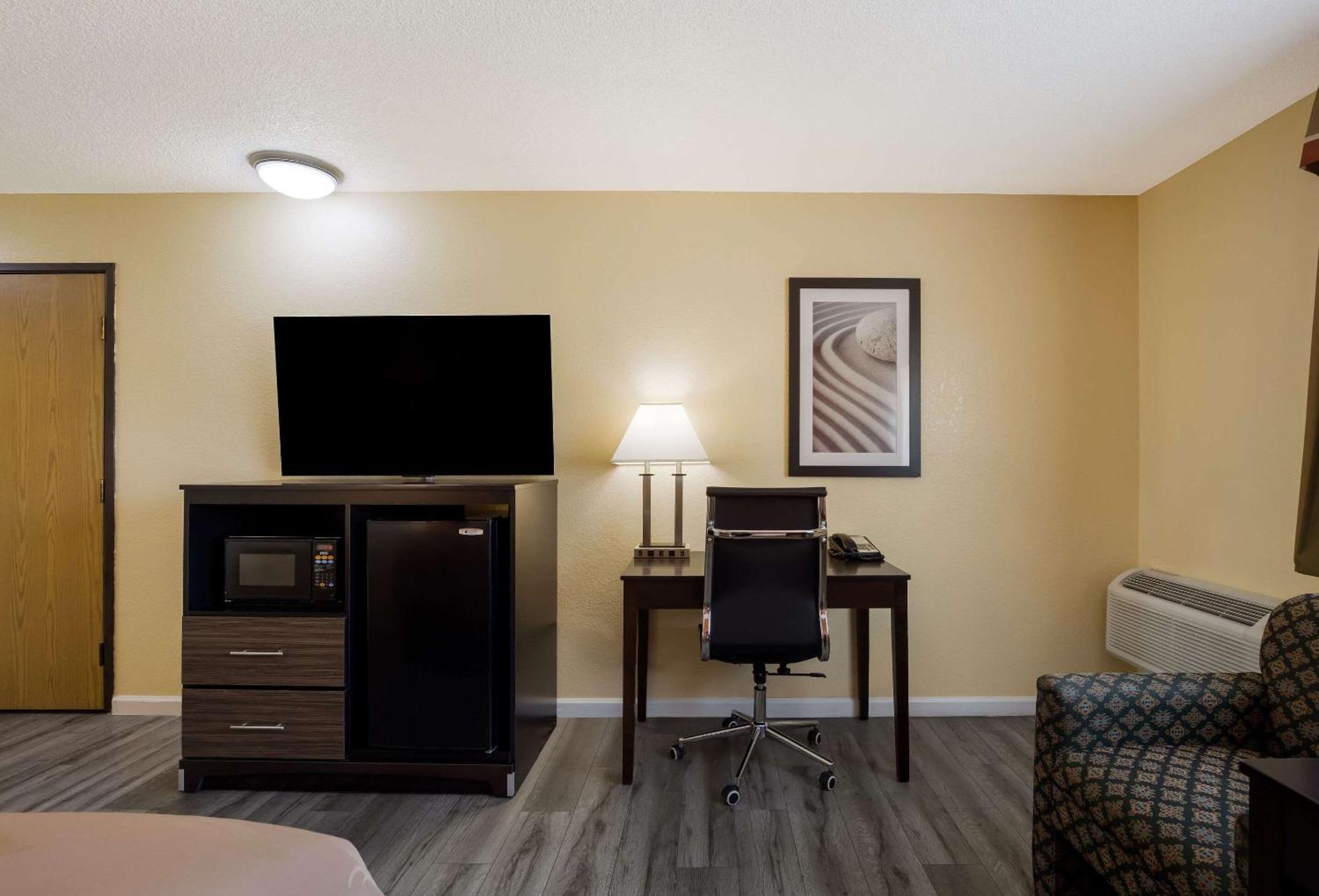 Quality Inn & Suites Medford Airport Exteriör bild