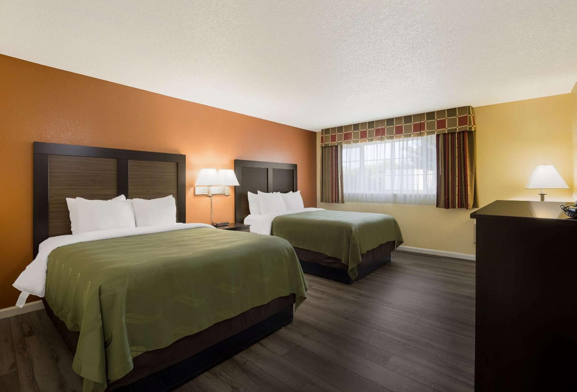 Quality Inn & Suites Medford Airport Exteriör bild