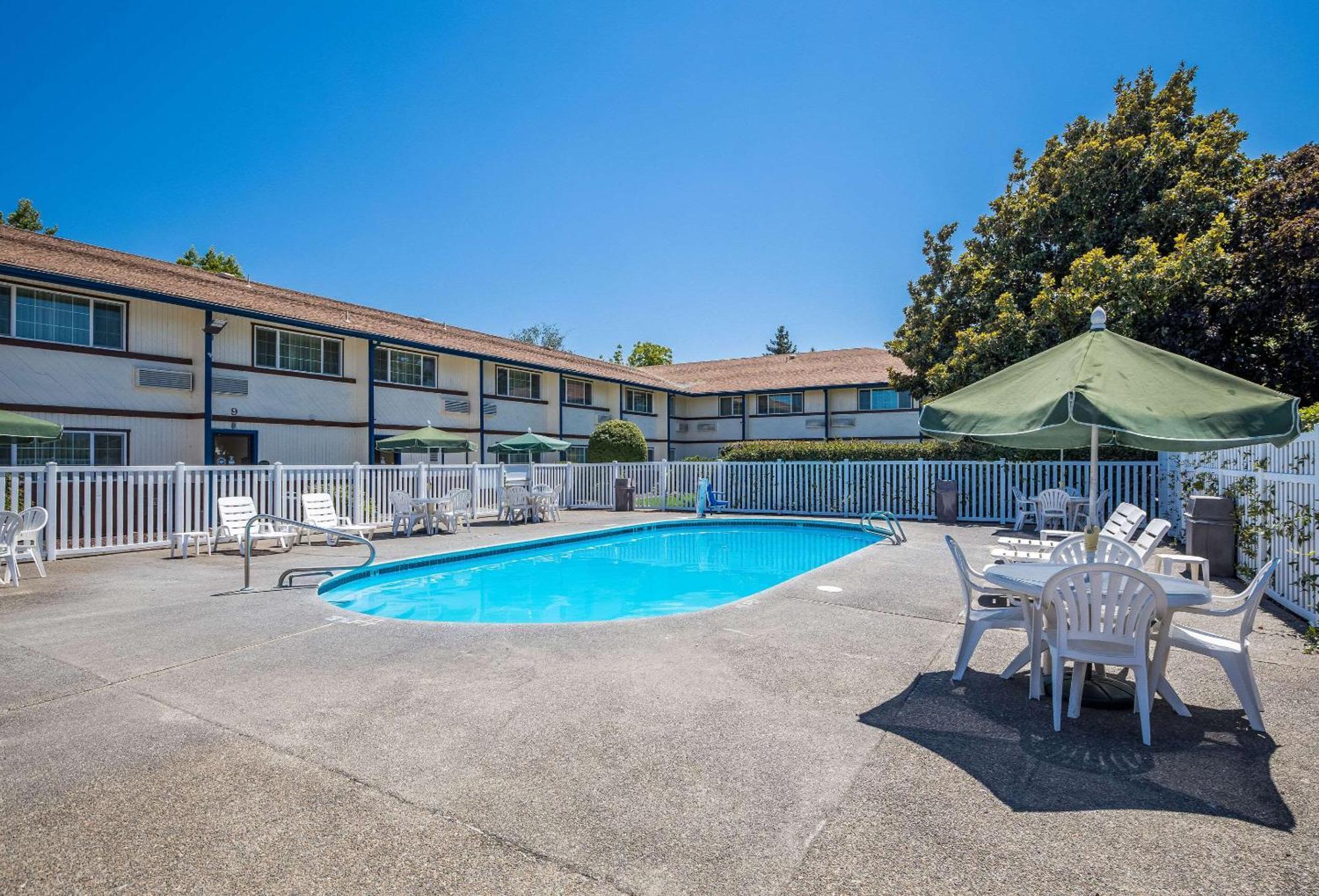 Quality Inn & Suites Medford Airport Exteriör bild