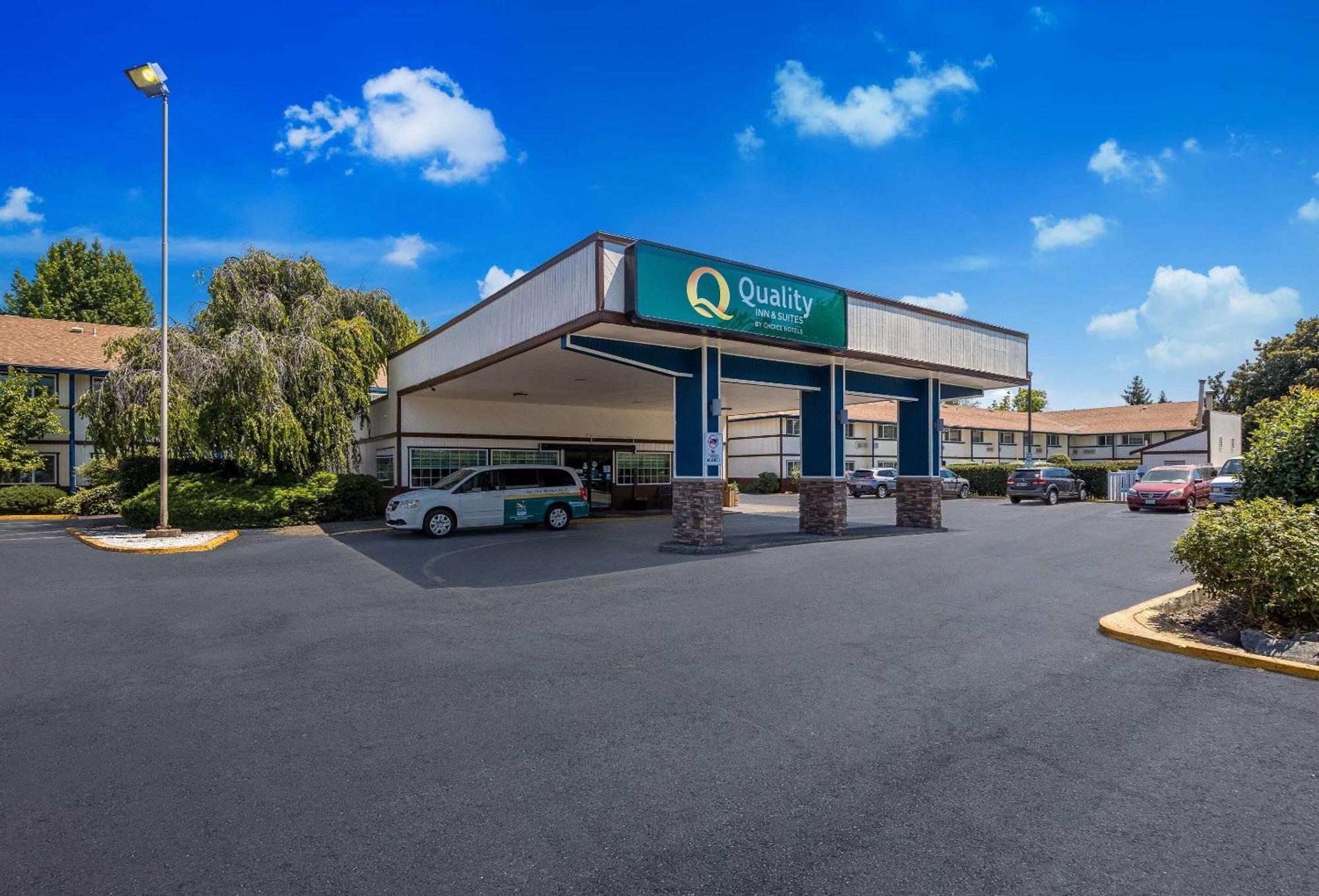 Quality Inn & Suites Medford Airport Exteriör bild