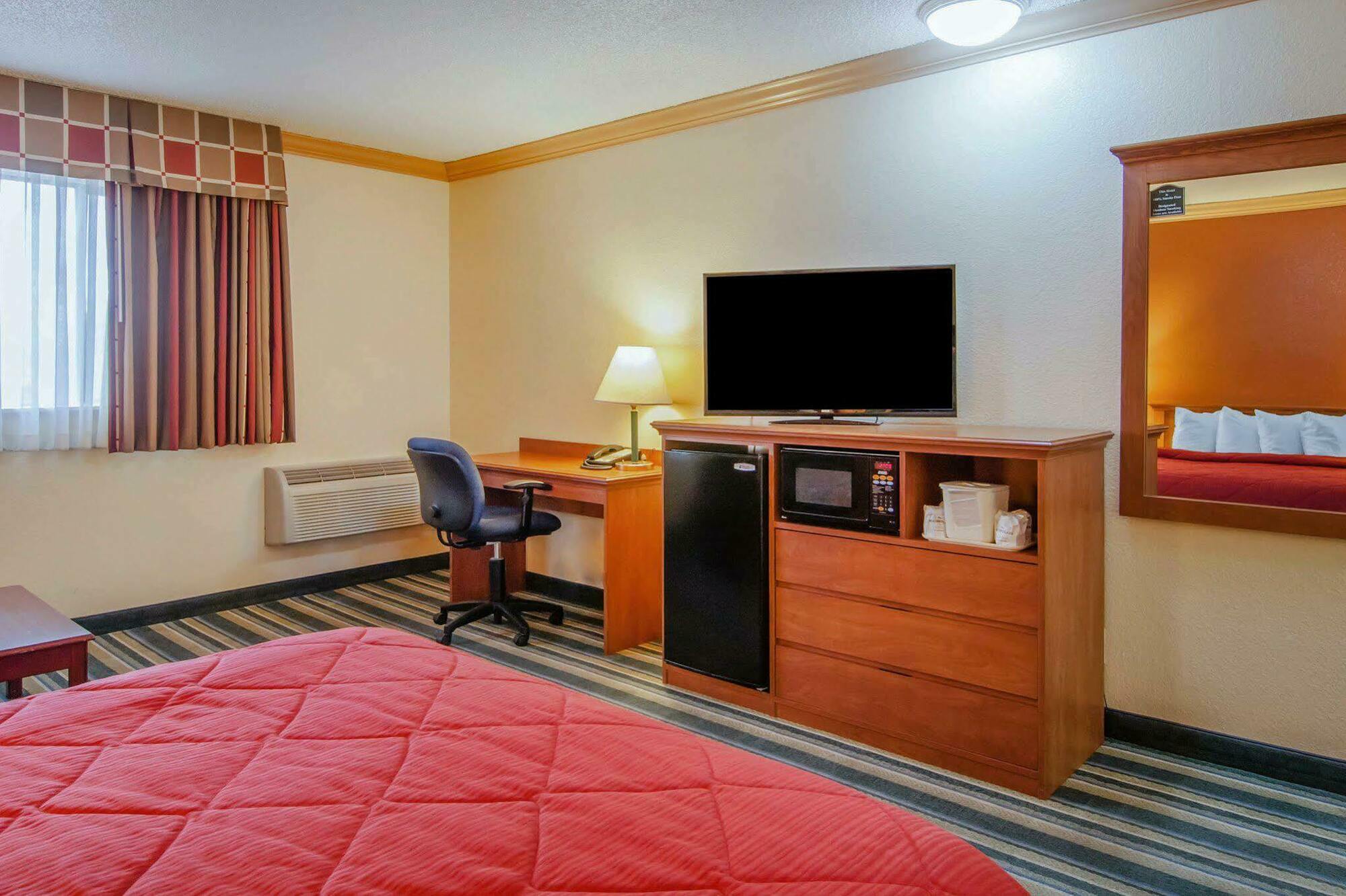 Quality Inn & Suites Medford Airport Exteriör bild
