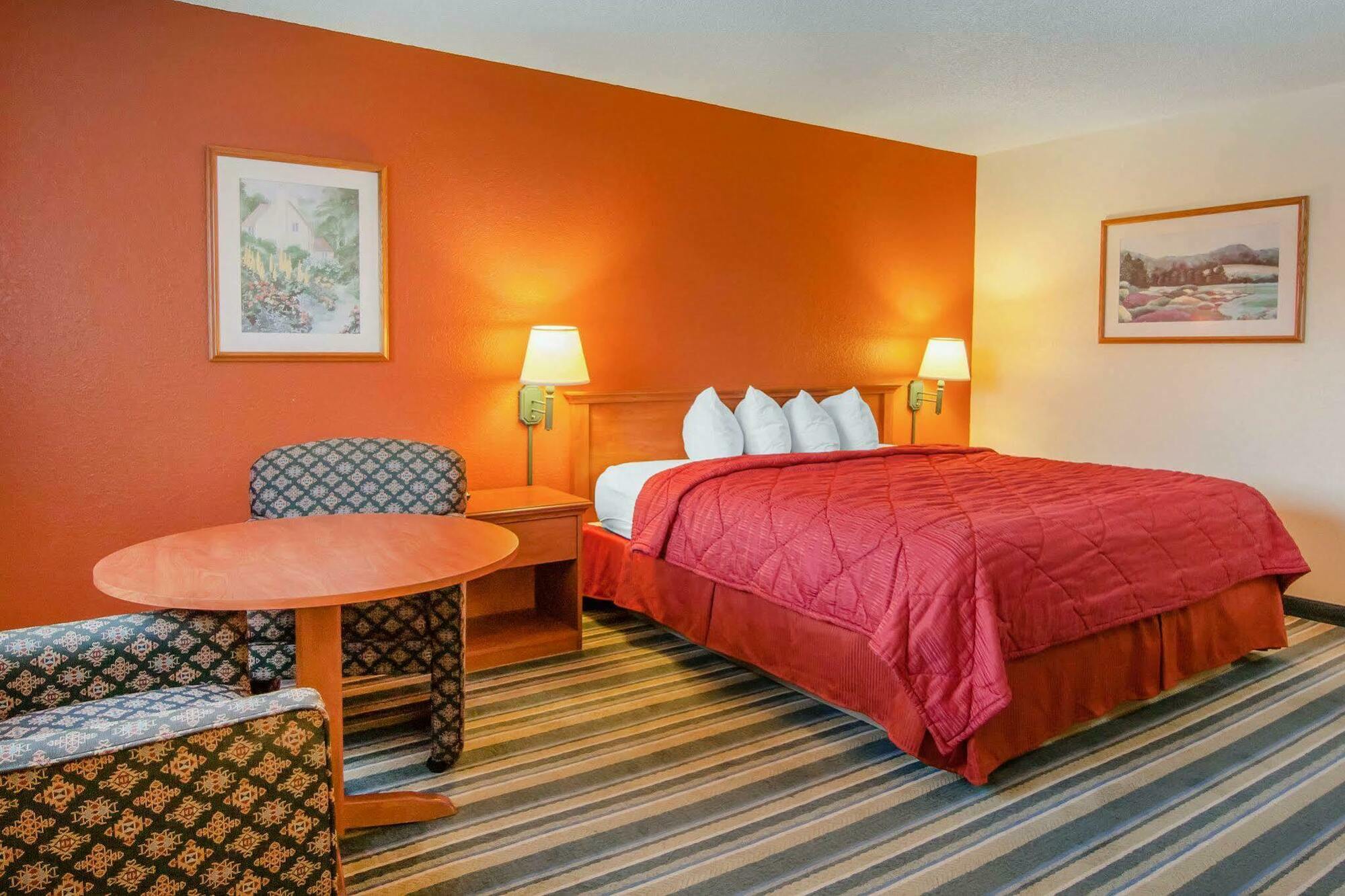 Quality Inn & Suites Medford Airport Exteriör bild