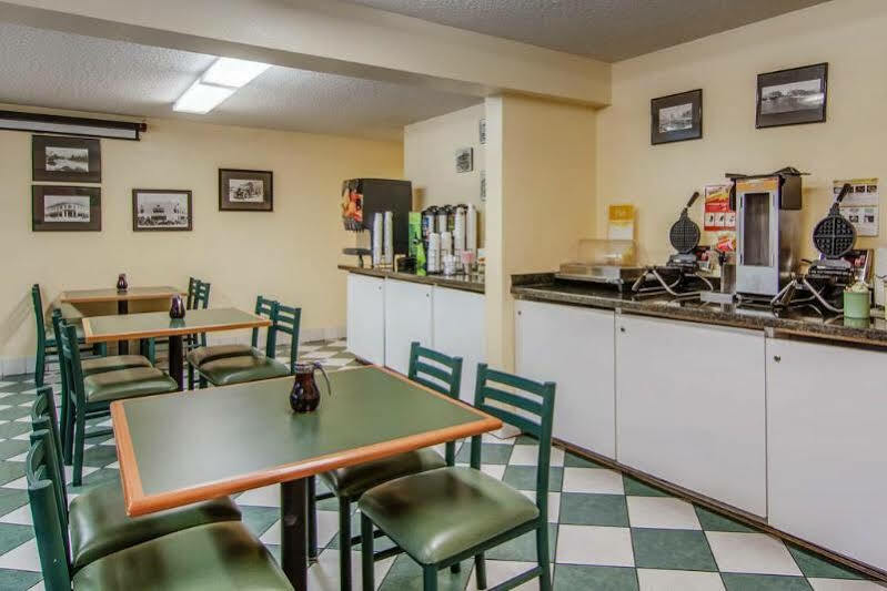 Quality Inn & Suites Medford Airport Exteriör bild